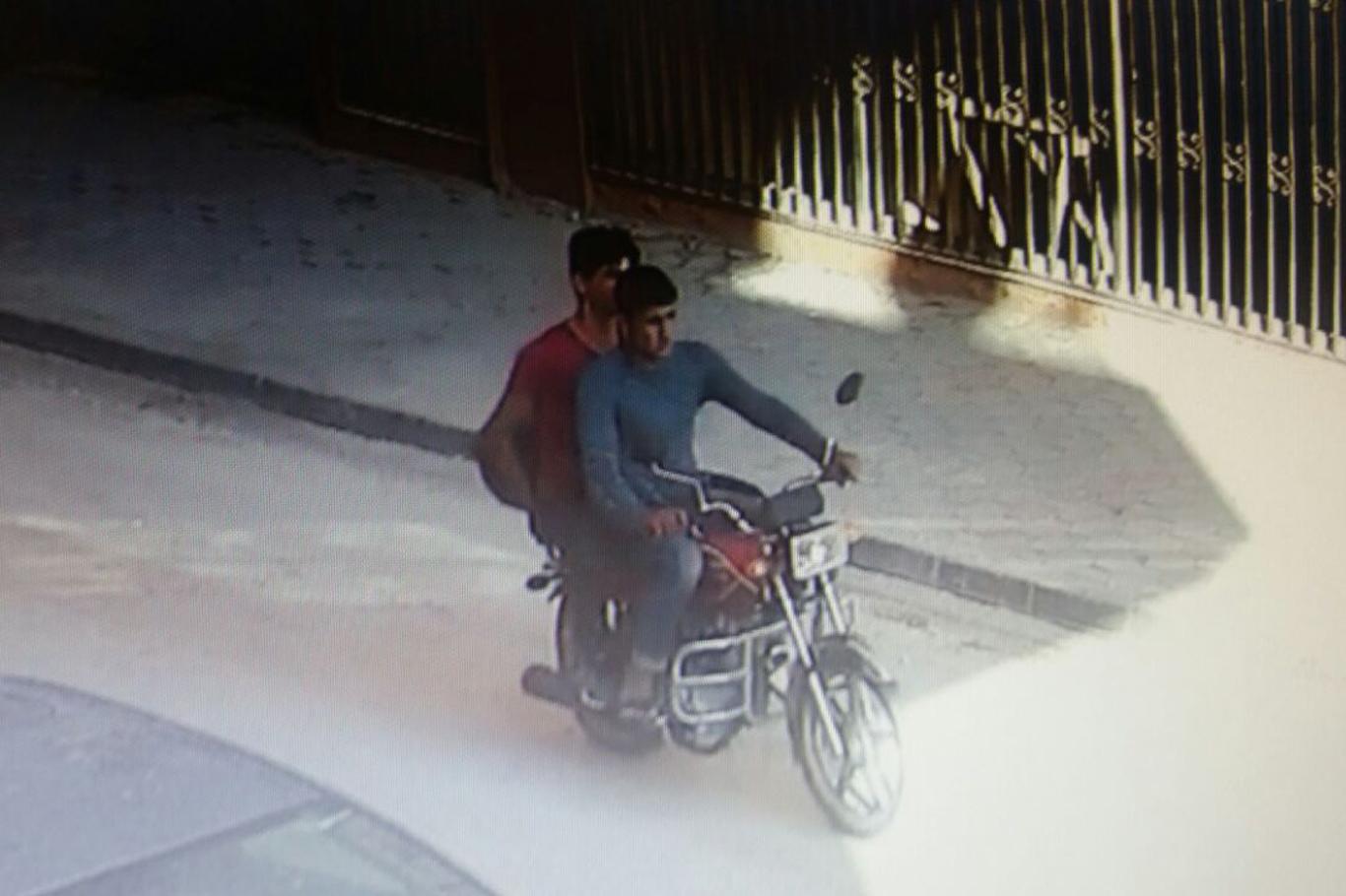 Motosiklet hırsızları güvenlik kamerasına takıldı
